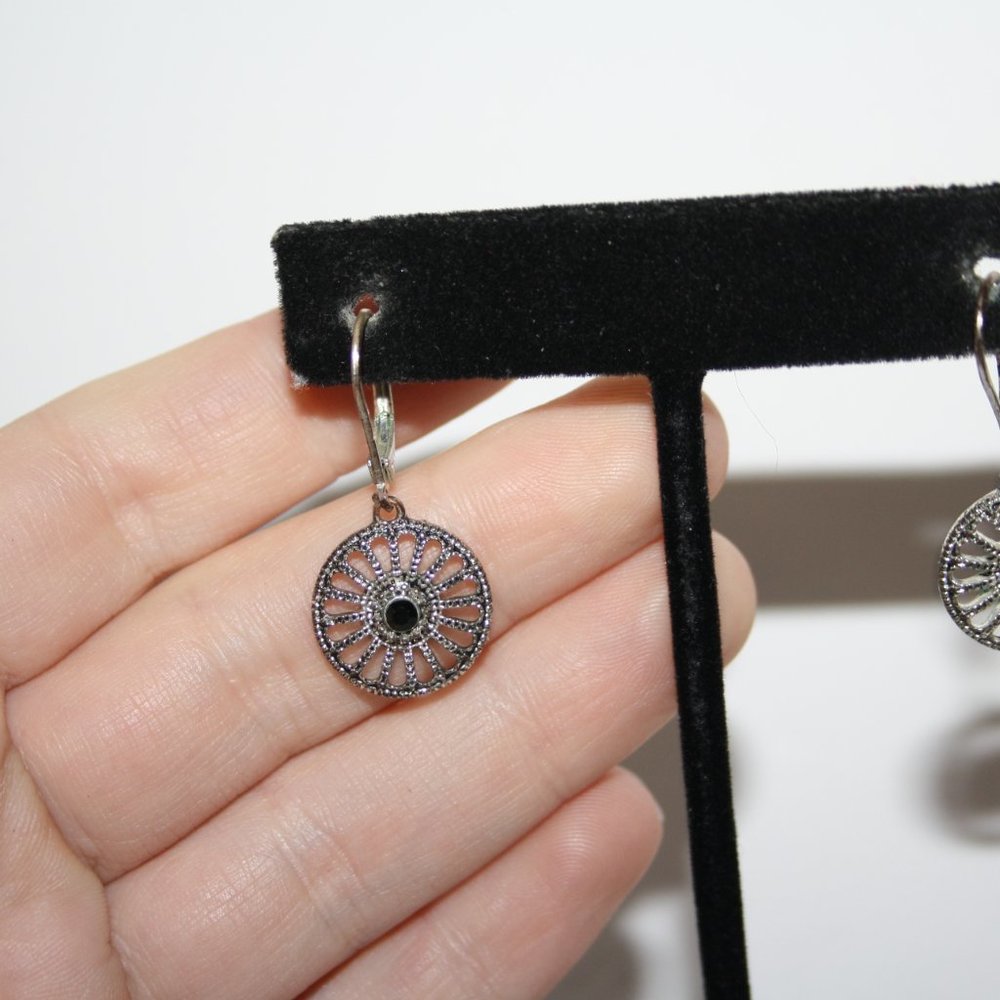 Beautiful silver and black dangle earrings 1.25" - Picture 2 of 4